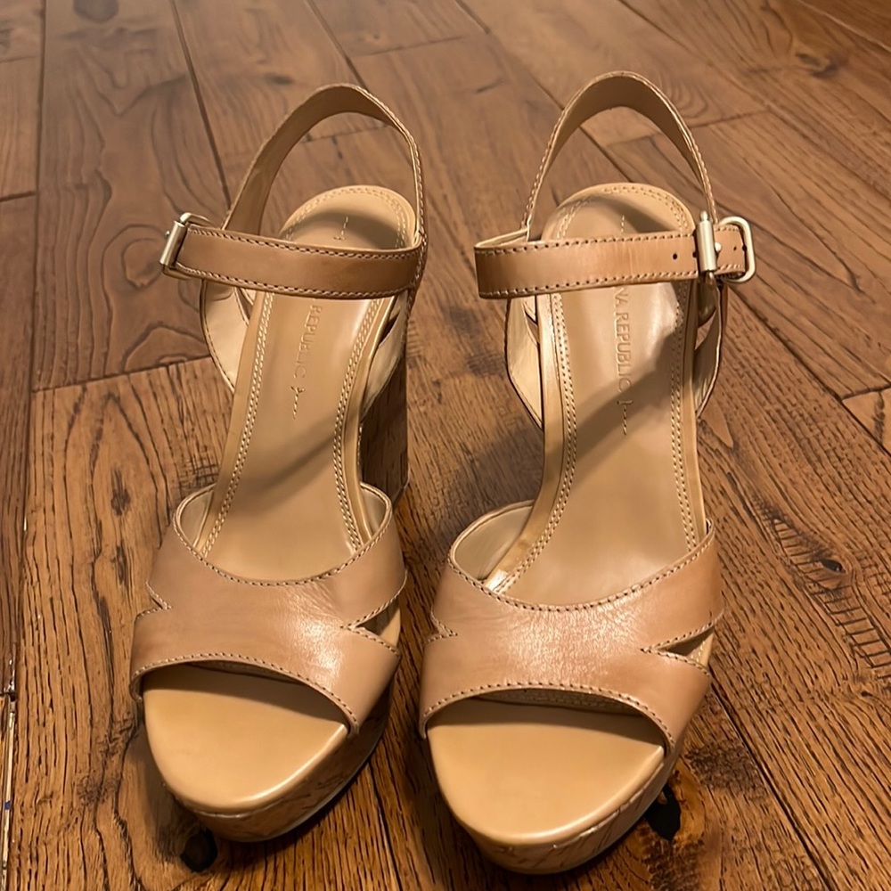 Banana Republic Size 8. Camel color.